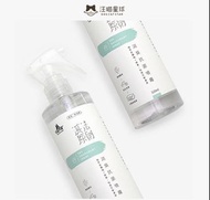 🐶🐱汪喵消臭抗菌噴霧300ml☑️安全☑️有感消臭 ☑️無酒精、無香精、無刺激性，有毛孩在也放心！ ☑️植萃成分，有效將臭源包覆 ☑️殺菌作用 ☑️無香味 成分：逆滲透純水、金縷梅萃取物、氧化酵素、界