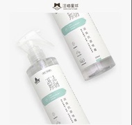 🐶🐱汪喵消臭抗菌噴霧300ml☑️安全☑️有感消臭 ☑️無酒精、無香精、無刺激性，有毛孩在也放心！ ☑️植萃成分，有效將臭源包覆 ☑️殺菌作用 ☑️無香味 成分：逆滲透純水、金縷梅萃取物、氧化酵素、界面活性劑、抗菌劑 $95支