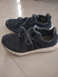 Adidas Swift Run 藍色運動鞋