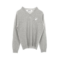 【二手，A級】 PLAY COMME des GARCONS男士灰色羊毛針織心形貼片V領T卹