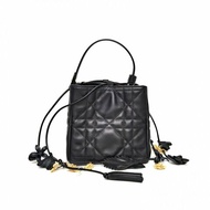 DIOR Nolita花朵吊飾燒麥包黑色牛皮金扣2025肩背包