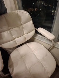 白色電腦椅子