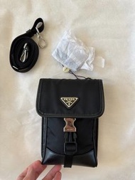PRADA 竖版搭扣 手机包 黑色 男女同款 Phone bag