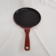 Are fish Crepe pan/ Pizza pan non-stick 28cm
