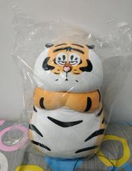 7-11正品🐯♥️我不是胖虎 胖且生氣 絨毛娃娃玩具🐯♥️多角度拍攝  尺寸:約高32*23*23公分