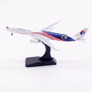 [Ready Stock] AV 1: 400 Alloy Airplane Model Malaysia A330-900NEO 9M-MNH Detachable Landing Stand SF