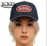 NWT 現貨 深藍色的 Von Dutch 品牌卡車帽，正面帶有紅白色的品牌標誌刺繡。此款式通常由 Denim（丹寧布）製成。帽子配有網狀後背設計以增加透氣性。採用可調節的 Snapback（塑膠扣）