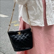Chanel香奈兒 23c黑金琺瑯徽章鏈條Hobo水桶包 99新✨️