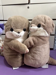 巨型AMUSE 鬆軟水獺寶寶_TAITO 限定抱抱水獺  $318兩隻（有吊牌）（再送公仔一隻_款式隨機）