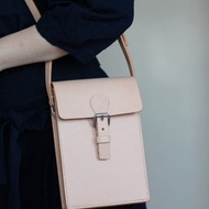 手工手縫原色植鞣真皮經典翻蓋背包手機包