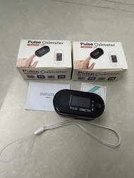 指尖脈搏血氧儀 Pulse Oximeter 血氧飽和度 SpO2 心率 PR 家用 手指夾式 原盒 說明書 吊繩 良好狀態 Fingertip Pulse Oximeter SpO2 Heart R