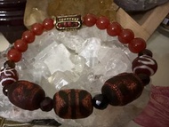 西藏供紅花雙虎牙、三眼、寶瓶古天珠。貴人、金錢鈎小天珠。瑪瑙手鍊