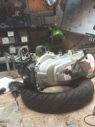 拆賣 jog50 ks case本體 引擎 引擎實跑9000km 使用正常拆下原廠汽缸+缸蓋 1000元 排口皆無挖原廠曲軸 需整理 200元 因為我丟室外兩個禮拜 軸承要換原廠健康機油泵 450元電