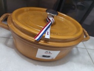 Staub 芥末黃（Mustard）圓形/橢圓形琺瑯鑄鐵鍋