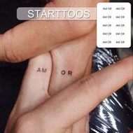 1ชิ้น สติกเกอร์รอยสักนิ้วกึ่งถาวรน้ำสมุนไพร, รอยสักลายเส้นเล็กข้อความภาษาอังกฤษ "AM OR" แบบมินิมอล, 