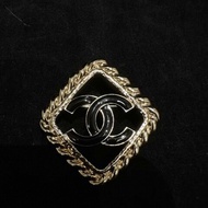 CHANEL 24P琺瑯扣雙C胸針99新配件盒子