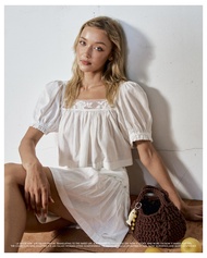 Reverie Maria Crochet Blouse - เสื้อเบลาส์แขนตุ๊กตาตกแต่งขอบอกโครเชต์