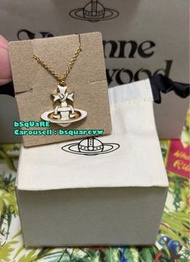 (有現貨！不用提問🙏🏻) 2025秋冬 Vivienne Westwood RIBBON Pendant 合金 搪瓷 絲帶土星 頸鍊 頸鏈 項鍊 項鏈 (保証正貨及全新) 淺粉紅色