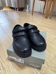 全新Clarks黑色返學皮鞋
