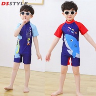 DSstyles ชุดว่ายน้ำแขนสั้นสำหรับเด็กผู้ชาย,ชุดว่ายน้ำสไตล์เกาหลีชุดจั๊มสูทสำหรับเด็กแขนสั้นแห้งเร็วลายการ์ตูนสำหรับ3-12Y