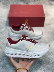 On Cloud Surfer 紅白色運動跑鞋