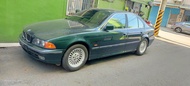 [法拍車]售1999/10出廠 BMW 520iA(E39型)綠色轎車，跑約15.4萬km