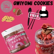 Gwiyomi Dry Strawbery Cookies With Malted Chocolate Callebaut