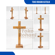 SALIB DUDUK KATOLIK KORPUS KUNINGAN / SALIB PATUNG YESUS/ SALIB KATOLIK/ SALIB MEJA KATOLIK / SALIB 
