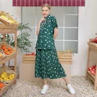 VACAY INDEED | Set ชุด Hana Shirt + Pleatful Skirt ลาย Dazzling Star (ชุดเซ็ท 2ชิ้น เสื้อ + กระโปรง 