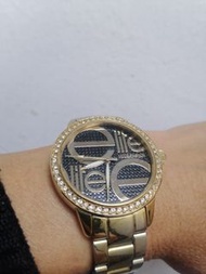 以物換物 ，（請睇清楚內容先好排）， 唔係免費呀 ， （如果免費 個個都 排隊），男女裝手表（以未過期罐頭交換 ，多除小補） 當時買呢隻錶好貴 ，原廠帶， 有number編號， 實心錶帶， 鑽石面 ，