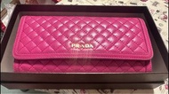 Prada💕💕粉紅色長銀包搶眼💖💖💖奪目，皮質柔軟，間隔實用，80%新淨，保存新淨  有興趣可以PM  溫馨提示😘 Prada 紙盒掉咗用緊個Gucci，所以用Gucci盒作包裝