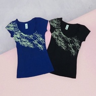 Very flattering U-neck t-shirt