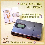 🇯🇵Sony MZ-R4ST MD Player；罕有型號，日本製造(內售版)；全金屬機身製造，MZ-R4ST具備第一代Sony MD的「黑膠」模擬味道，人聲非常溫暖醇厚，高中低三頻到位夠力，延伸力充足，音場廣闊；耳機輸出功率大，對大耳機也足夠推力；🎵內部與MZ-E3一樣；🌟沒有Station；沒有錄音功能，純MD Player🌟；全套(主機、原裝電池箱、原裝專用線控、原裝針插耳機)；Not Cassette Walkmam, Discman, CD player, Cassette, DAT