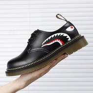 Dr. Martens เทรนด์แฟชั่นของผู้ชายรองเท้าบู้ตหนังอเนกประสงค์รองเท้าบูท Martin ลำลองสำหรับผู้ชาย