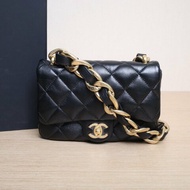CHANEL 23P口蓋包21黑色羊皮羊皮晶片開金扣粗皮穿鏈肩帶肩背包