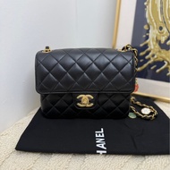 Chanel/m香奈兒 23C彩色琺瑯徽章籌碼方胖子發財包可單肩斜挎 黑色金扣羊皮