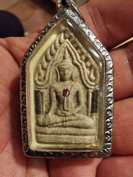 Ajahn Khun Pan阿贊坤潘-帕坤平與“萬事興” 2支打固紅石佛歷BE2541大約到目前有24年的牌歷。 由阿贊坤潘在BE2541和二哥豐萬事興一起開光加持。 坤平圖牌嵌入2支打固和紅石在前面