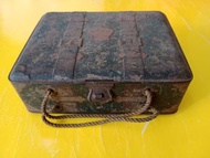 1900年代的英國製造 John Walkers Ltd. Glasgow 餅乾蛋糕鐵皮盒。這個細小5.5吋長鐵盒，盒裏印上 Royal Biscuit Factory,  Glasgow. （請看照