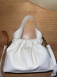 Charles & Keith 小ck Ally 抓皺軟質包 奶油色 Ruched Shoulder Bag