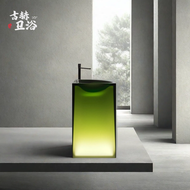 อ่างล้างหน้าแบบตั้งตระหง่านในร่มสีเขียวที่ประดับด้วยโลหะผสมกับโพลีเมอร์แบบใสและแสง ที่พัก AirBnB โรง