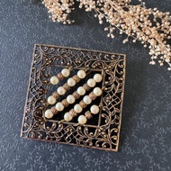 老又好古董珠寶 古董古銅蕾絲窗花珍珠算盤方塊別針胸針 B2073