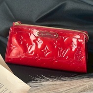 LV 紅色漆皮拉鍊盥洗包
