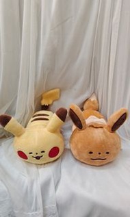 特價全新大版兩個Pokémon Yurutto 系列的皮卡丘趴姿抱枕、伊布（Eevee）造型絨毛抱枕，由日本寶可夢中心（Pokemon Center）與知名插畫家卡娜赫拉（Canahei）合作推出