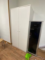白色衣櫃$200/乾衣櫃（銀色）$200