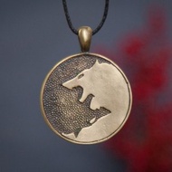 維京風格的青銅吊墜狼 Hati 和 Skol。 有凱爾特裝飾的項鏈