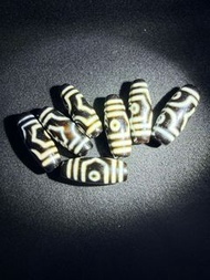 (己由西藏寺廟供同開光加持) 真正西藏極致黑白熊貓 28 x10mm 三眼天珠 ( 智慧、財富與健康，代表性的好運天珠)(左手)