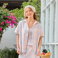 Closet Crush Midsummer Muse - เสื้อเชิ้ตเเขนสั้น ลายดอก สีฟ้า สีน้ำเงิน สีขาว