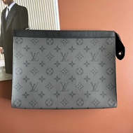 ::LOUIS VUITTON:: LV M69535 灰黑帆布手拿包 Pochette Voyage MM Monogram Eclipse