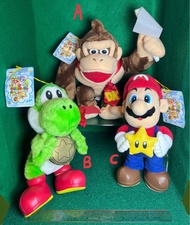 (個別貨價請看產品名稱) 全新 絕版懷舊 BANPRESTO (2000) Nintendo Super Mario 角色 Mario Party 馬里奧派對系列 A -Donkey Kong 大金剛 (約高33cm，售$168)  B - Yoshi 恐龍 (約高27cm，售$148)  C - Mario 馬里奧 (約高28cm，售$158) Deluxe DX版吊掛毛公仔擺設 齊一套三款隻  (請看附圖及貨品描述)