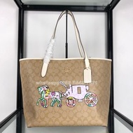 🎀Brand New Free Shipping💙Coach 購物袋 CA607 City Tote託特包 奶白色搭配老花c紋 3D彩色大馬車tote手提包 ｜Color 卡其色 ｜Size 34.2